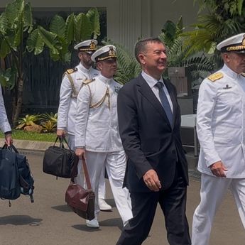 Delegasi AL Italia Sambangi Istana Bertemu Prabowo, Kapal Induk Garibaldi Resmi Jadi KRI Sriwijaya-100