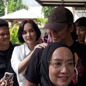 Demian Aditya-Sara Wijayanto Kompak Hadiri Sidang Cerai Perdana di PA Jaksel