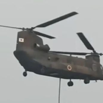 Helikopter Chinook Jepang Mulai Lakukan Water Bombing Padamkan Karhutla di Ketapang