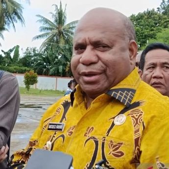 Cek Fakta: Video Manipulasi AI Gubernur Papua Mathius Fakhiri Bagikan Bantuan