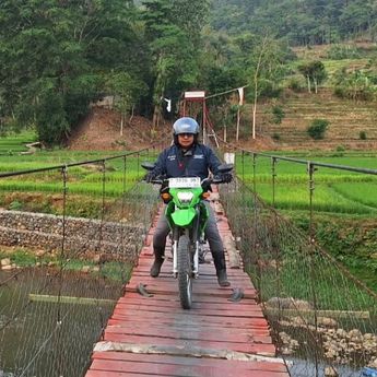 Menembus Pegunungan, Mantri BRI Setia Dampingi Warga Garut Selatan