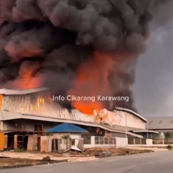 Pabrik di Kawasan Industri Delta Silicon 3 Cikarang Kebakaran Hebat