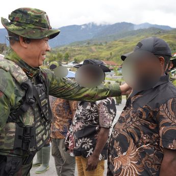 4 Anggota OPM Puncak Jaya Pilih Damai, Serahkan Senjata dan Kembali ke Masyarakat