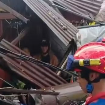 VIDEO: Detik-detik Evakuasi 4 Orang Terjepit Baliho Ambruk di Bandung