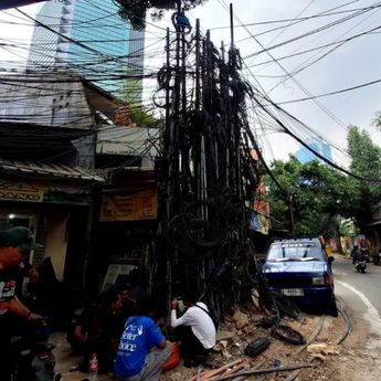 Warga Keluhkan Kabel Semrawut Lima Tahun di Kuningan Barat