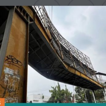 Dihantam Truk, JPO Depan Grand Mal Bekasi Nyaris Ambruk
