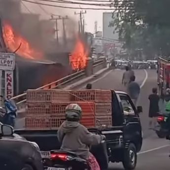 VIDEO: Bangunan di Ciledug Indah Kebakaran Jadi Tontonan Warga