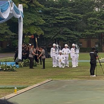 Upacara Tradisi Penyerahan Panji-Panji Polri, Listyo Sigit Serahkan Panji Tribata ke Kapolri Suyudi