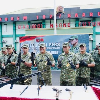 Warga Ternate Serahkan 75 Senpi, Granat hingga Ribuan Amunisi ke TNI