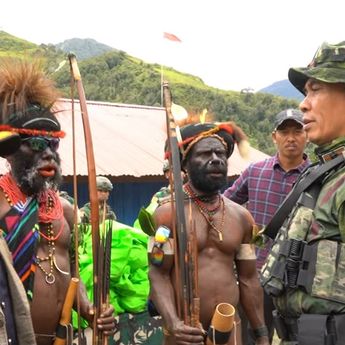 Sapa Warga Distrik Tingginambut, Brigjen TNI Riyanto: Kedamaian Tumbuh Saat Kampung Hidup