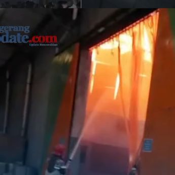 VIDEO: Pabrik Plastik di Cikupa Tangerang Kebakaran Hebat