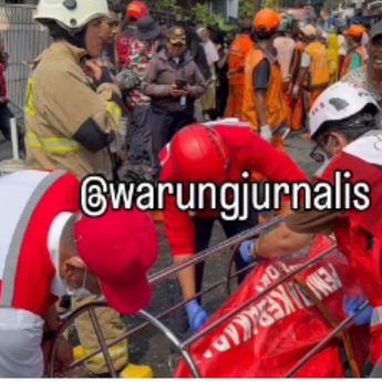 VIDEO: Kebakaran Hantam Rumah di Pulogadung, Dua Lansia Tewas Terjebak