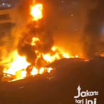 VIDEO: Kebakaran Mengerikan Hantam Bangunan di Muara Angke