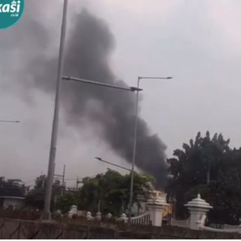 Kebakaran Mengerikan Melanda Rumah-rumah Warga di Bulak Kapal Bekasi
