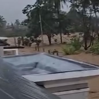 Banjir Bandang Kembali Landa Sumbar, Warga Terpaksa Naik ke Loteng untuk Selamatkan Diri