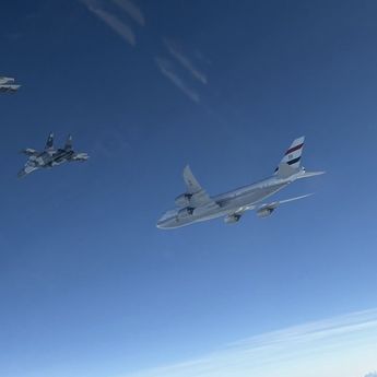 Pengawalan Jet Tempur hingga Lambaian Bendera Pelajar Warnai Kedatangan Presiden Mesir di Indonesia