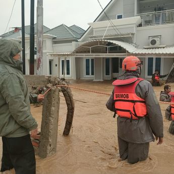 Polri Evakuasi Ratusan Warga Terdampak Banjir di Padang