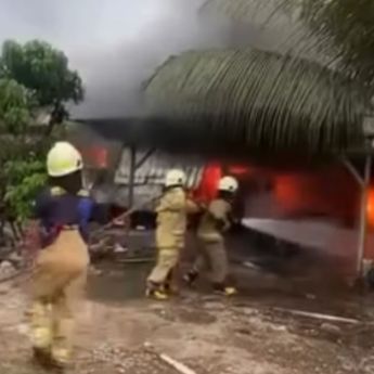 5 Rumah Warga di Kelapa Gading Terbakar Hebat