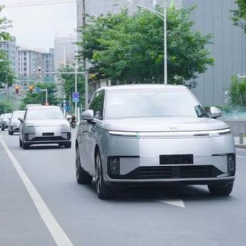 China Perketat Aturan Mobil Baru, Kursi Zero-Gravity dan Layar Lipat Terancam Dibatasi