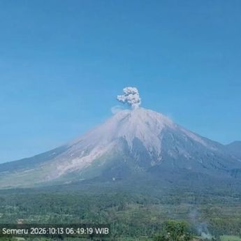 Gunung Semeru Erupsi 9 Kali, Tinggi Letusan Capai 900 Meter