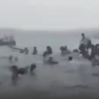 VIDEO: Menegangkan, 37 Murid SMA Terombang-ambing di Laut 