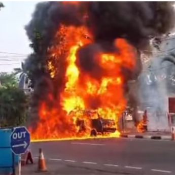Mobil Berpelat Dinas Hangus Terbakar di Jalan Bandara Halim