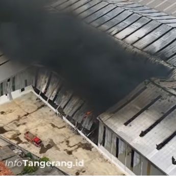 Kebakaran Melanda Gudang Ekspedisi di Tangerang, Asap Tebal Membumbung Tinggi