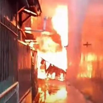 Bangunan Dua Lantai Terbakar di Antasari Samarinda
