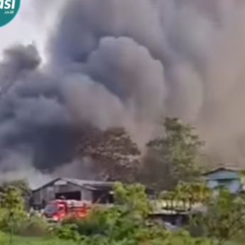 VIDEO: Kebakaran Hantam Bangunan di Kalimalang
