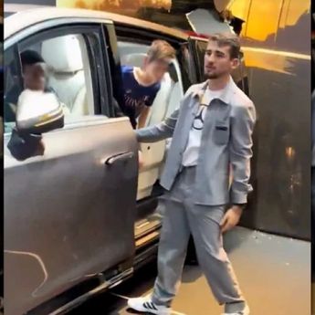 Viral! Anak Kecil Bikin Mercedes-Benz VLE Tabrak Tembok di Paris Motor Show 2026