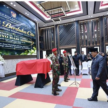 Prabowo Beri Penghormatan Terakhir kepada Almarhum Subagyo H. S. di Mabesad