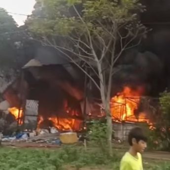 Kebakaran Hebat Hantam Bangunan di Tajur Halang Bogor, Asap Hitam Membumbung Tinggi