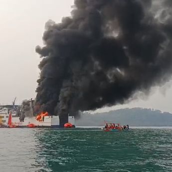 KMP Batu Mandi Terbakar di Alur Masuk Pelabuhan Merak, Asap Membumbung Tinggi