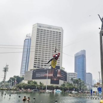 Polisi Evakuasi Aktivis Greenpeace yang Pasang Spanduk di Tugu Bundaran HI: Ada yang Lemas