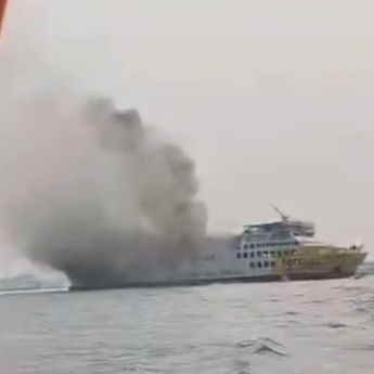 KMP Batu Mandi Kebakaran di Tengah Laut, Penumpang Dievakuasi
