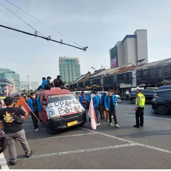 Aksi Unjuk Rasa Mahasiswa Warnai Kawasan Tugu Tani