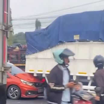 VIDEO: Tabrakan Beruntun 10 Kendaraan di Karawang Jadi Tontonan Warga
