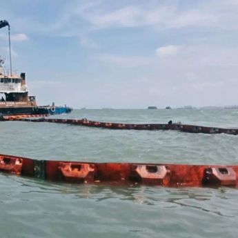PTK Gerak Cepat Bantu Pemadaman KMP Batumandi dan Amankan Perairan
