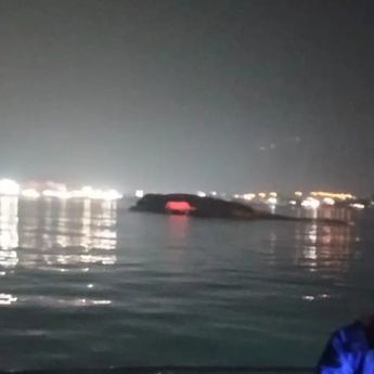 KMP Batumandi yang Terbakar akhirnya Terbalik dan Tenggelam di Perairan Merak