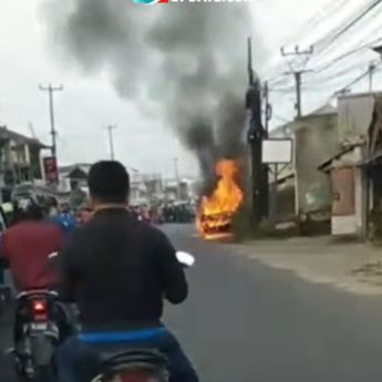 VIDEO: Ngeri! Angkot Terbakar di Sukabumi, Sopir Sampai Kritis Kena Luka Bakar