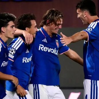 Brace Nico Paz Bawa Como Menang Telak 4-1 atas Manchester United