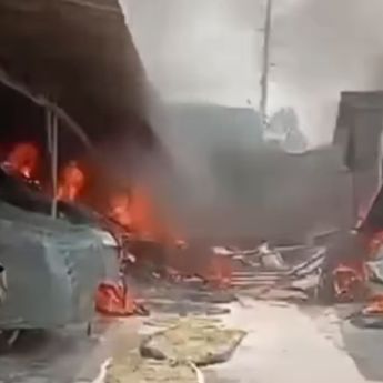 VIDEO: Kebakaran Terjadi di Area Parkir Mobil Duri Kosambi, Damkar Turun Tangan