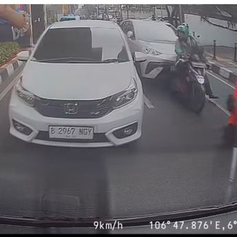 BYD Tabrak Sejumlah Kendaraan di Blok M, Driver Ojol Patah Tulang