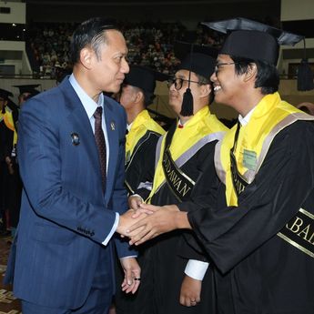 Menko AHY kepada Wisudawan UNAS: Berani Beradaptasi, Pimpin Perubahan, dan Hadirkan Manfaat bagi Masyarakat