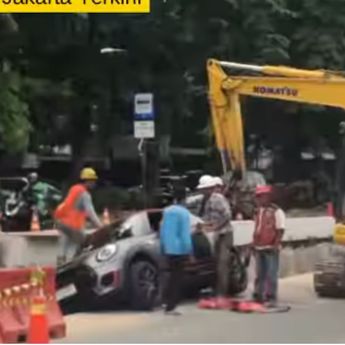 VIDEO: Mini Cooper Terperosok ke Lubang Galian Proyek Jadi Tontonan Warga