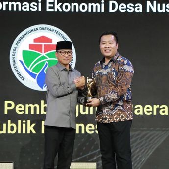 Kemendes Raih Nusantara Awards Kategori Orkestrator Transformasi Ekonomi Desa Nusantara