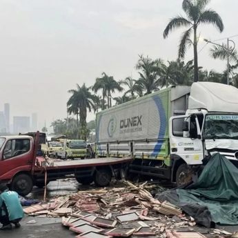 Kronologi Truk Tronton Tabrak Truk Ringan yang Mogok di Gatot Subroto