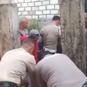 VIDEO: 4 Bocah SD Tiba-tiba Masuk Sumur, Warga dan Polisi Evakuasi