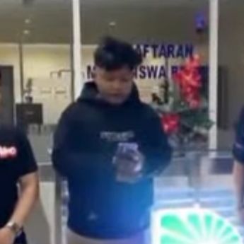 Bukan Mahasiswa, Pria Berjas Almamater Undira yang Viral di Bundaran HI Ngaku Dibayar