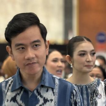 Cek Fakta: Foto Gibran Tunjukkan Ijazah SMA di MK